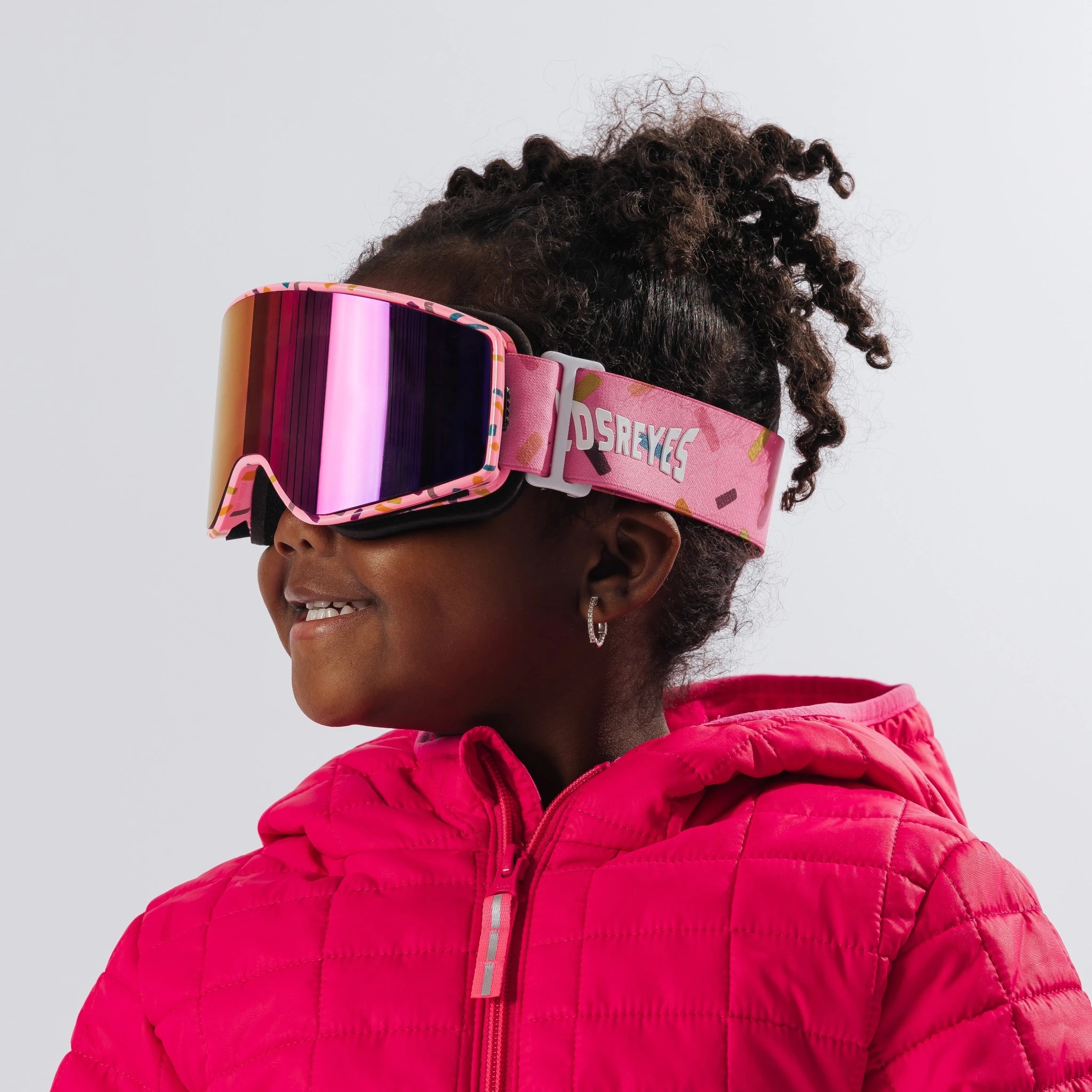Child wearing LosReyes Everest Cream snow goggles side profile