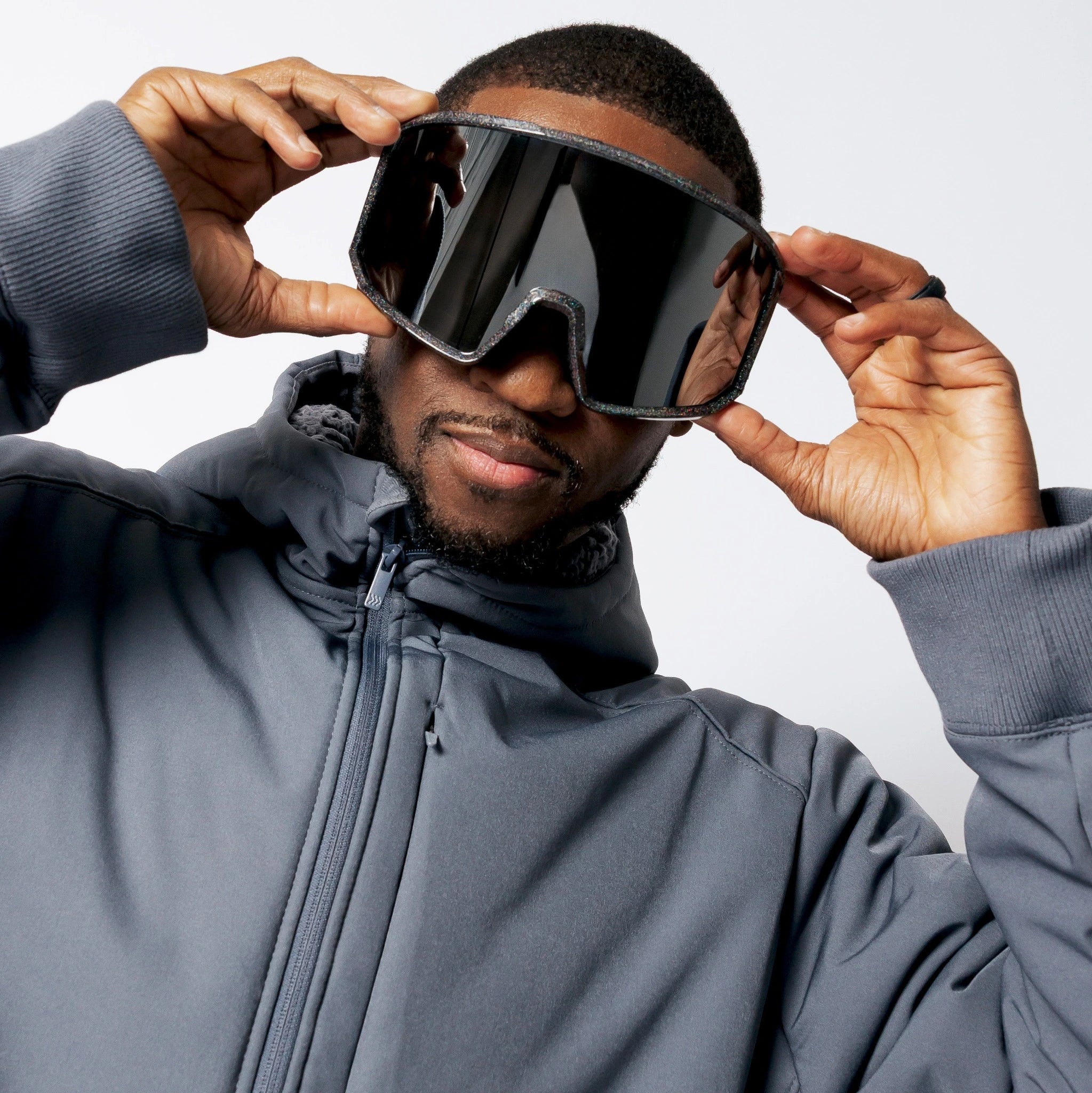 Adult wearing LosReyes Everest Onyx snow goggles adjusting fit